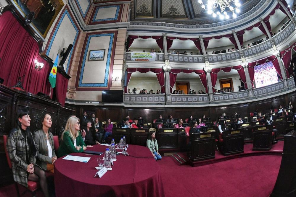 Verónica Magario inauguró la tercera edición del programa Voces Adolescentes en el Senado bonaerense