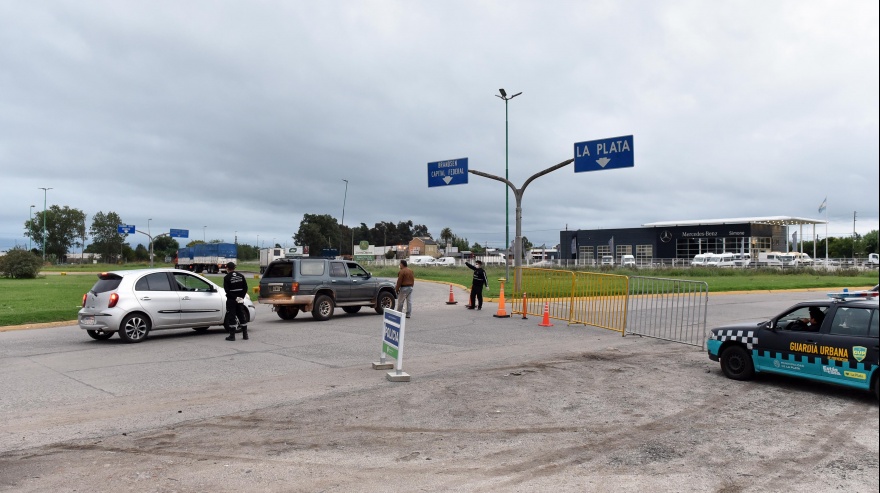 Con un importante despliegue, comenzaron a cerrar y restringir los accesos a la ciudad