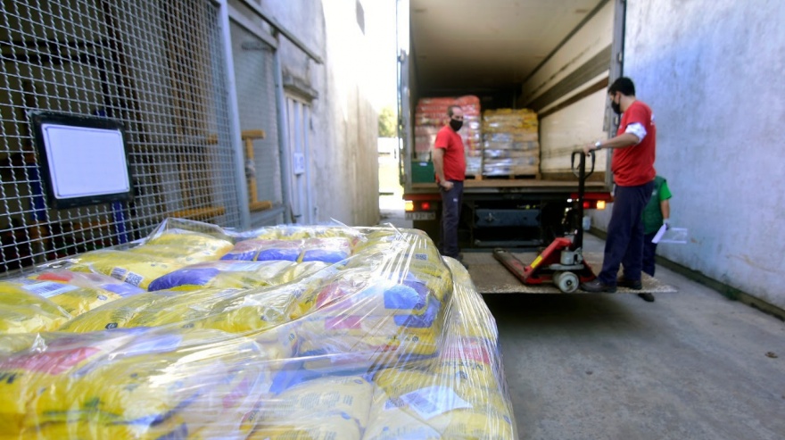 Tras una donación del Puerto La Plata, el Municipio entregó tres mil kilos de alimentos a comedores barriales