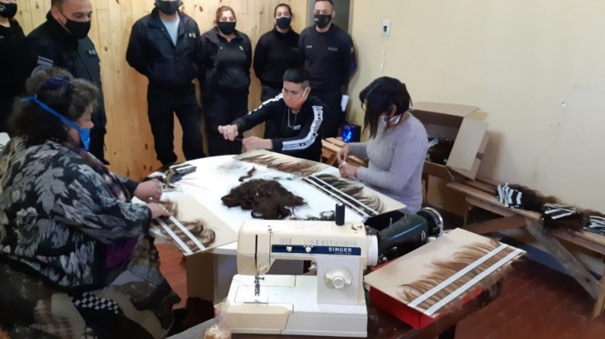 Privadas de libertad de una cárcel bonaerense colaboran con la confección de pelucas para pacientes oncológicos