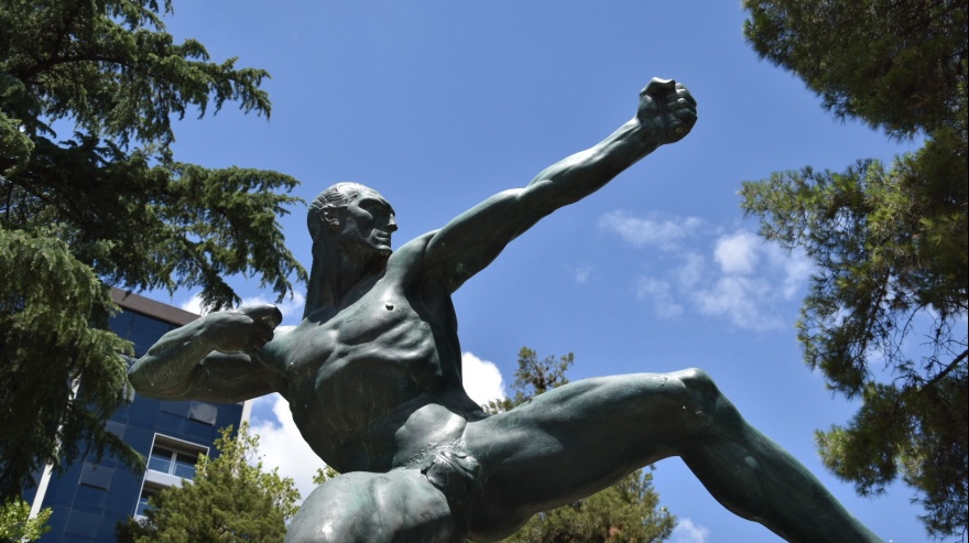 Tras 40 años, colocarán el arco en la emblemática escultura de Hércules en Plaza Moreno