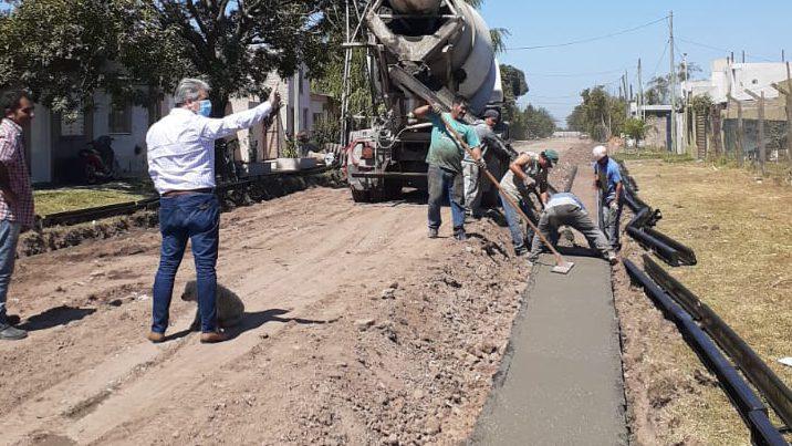 El intendente Martínez recorrió obras de cordón cuneta que se están ejecutando en los barrios