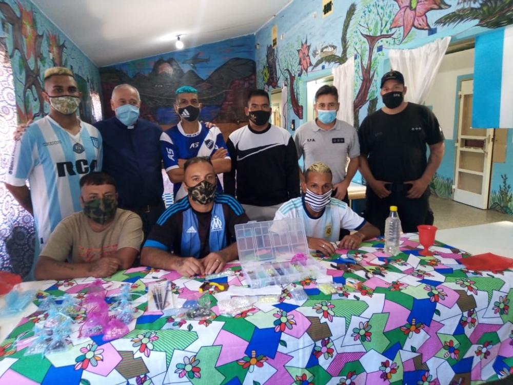 En una cárcel bonaerense confeccionan alpargatas para un Jardín de Infantes y rosarios para una Parroquia