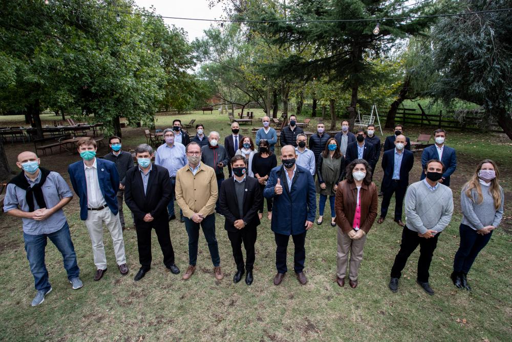 Kicillof visitó un operativo de vacunación y encabezó una reunión de gabinete