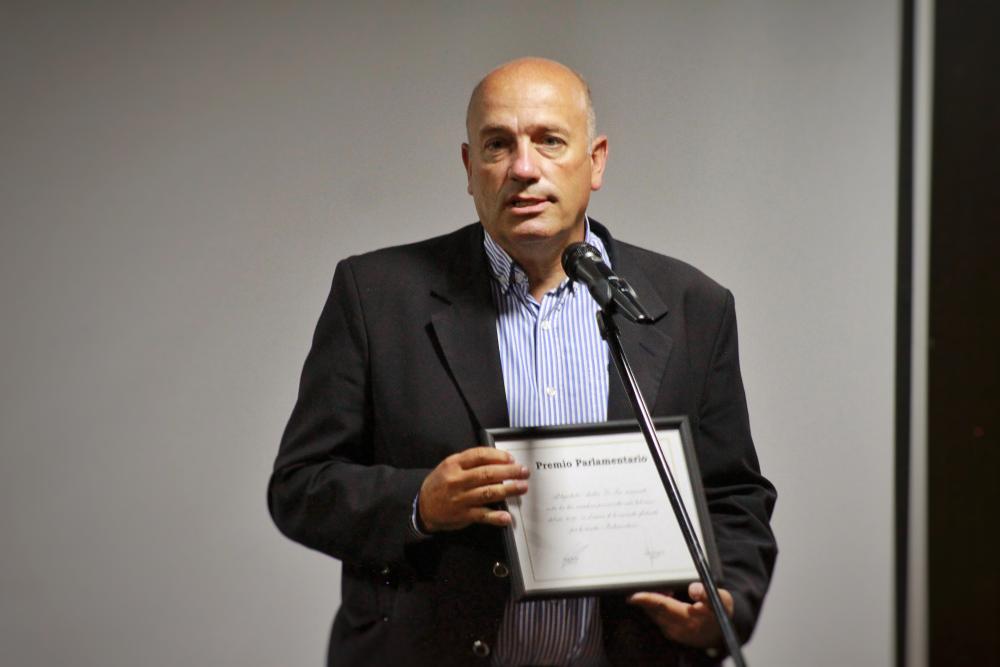 Andrés De Leo recibió la distinción como unos de los tres senadores más laboriosos del año