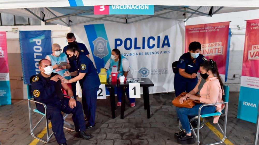 Piden que se cumpla el plan de vacunación para policías y se prioricen a bomberos y agentes de tránsito