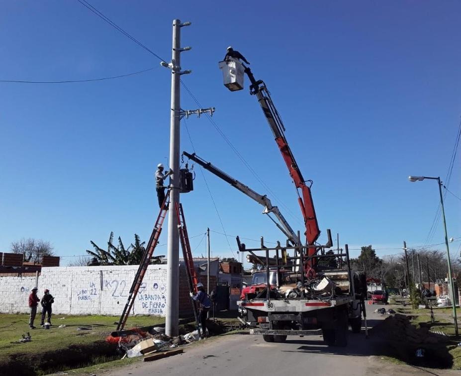 EDELAP avanza con la colocación de nuevas columnas de hormigón en los tendidos eléctricos troncales