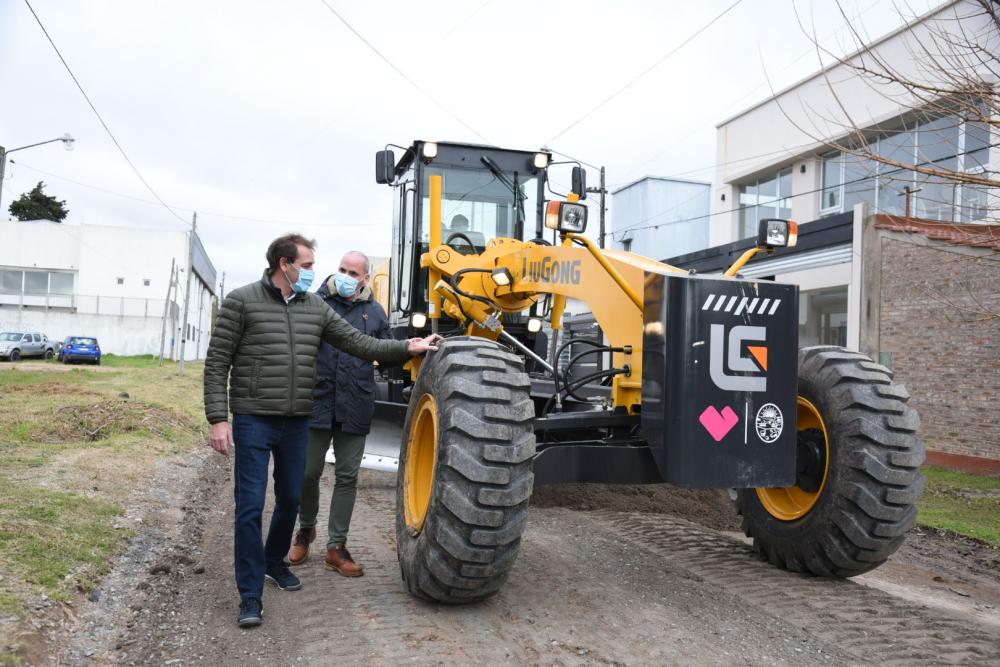 Suman nueva maquinaria para mejoras de infraestructura en los barrios platenses
