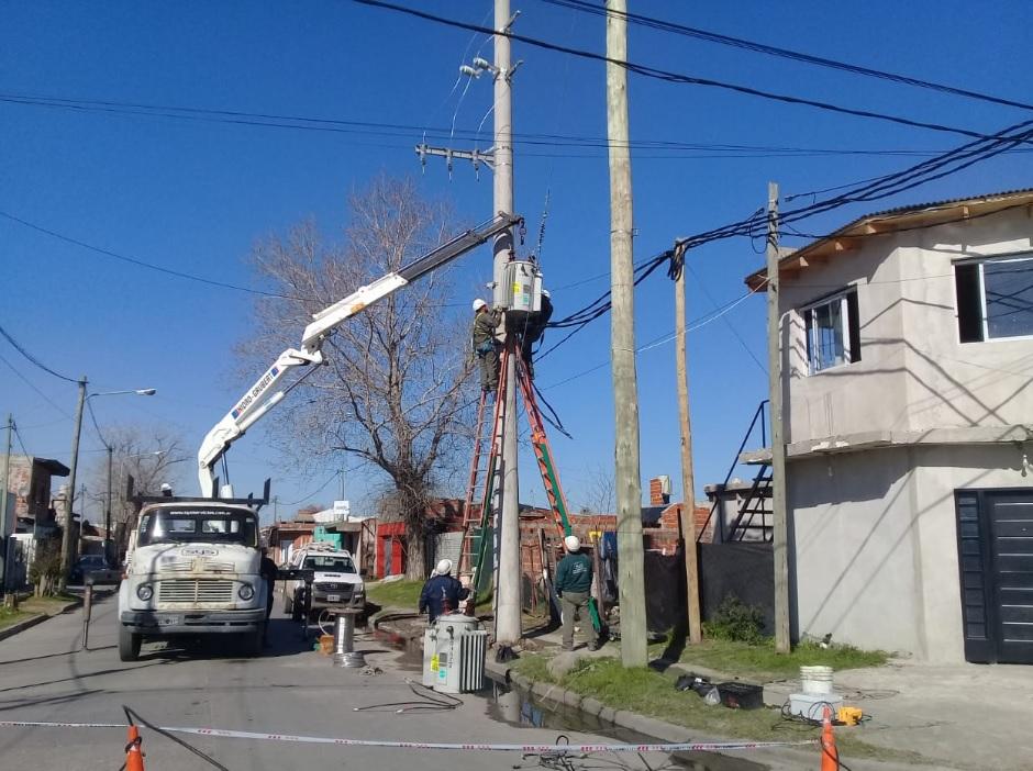 EDELAP continúa avanzando con el plan de colocación de nuevas columnas de hormigón en los tendidos eléctricos troncales