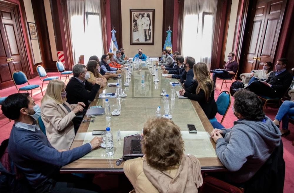 La Provincia anunció un adelanto de un 8% de aumento para el mes de julio a los gremios estatales