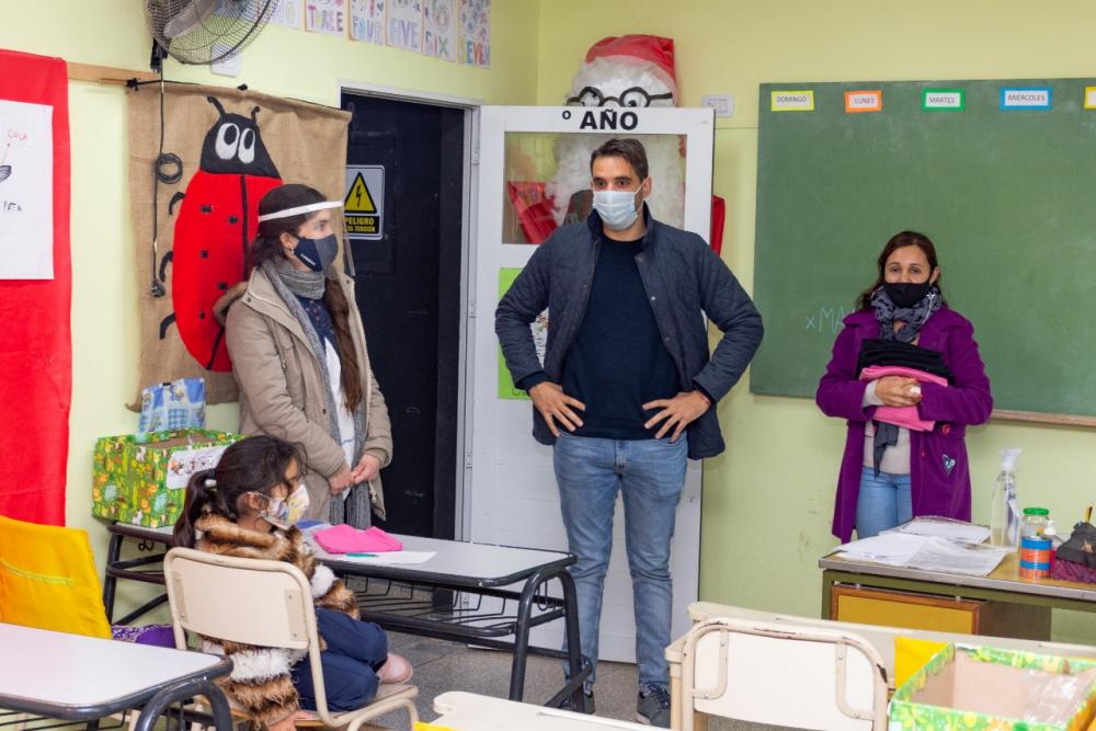 Manuel Passaglia acompañó el regreso a clases de los chicos