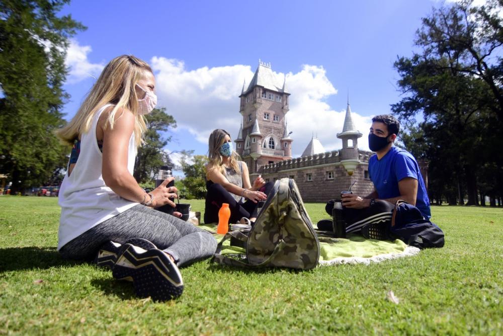 Con calles peatonales y distanciamiento en espacios verdes, preparan la ciudad para el “Día del Amigo”