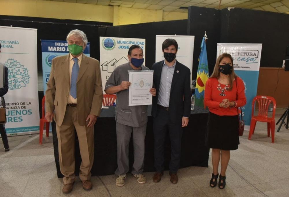 La Provincia entregó esta semana más de 900 escrituras gratuitas a familias del conurbano norte