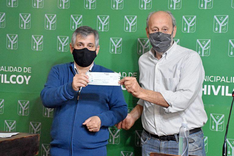 Britos entregó ayuda económica a clubes