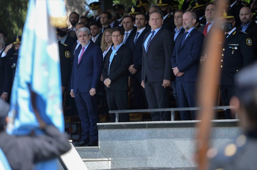 Kicillof tomó juramento a la bandera nacional a cadetes egresados de la Policía de la Provincia