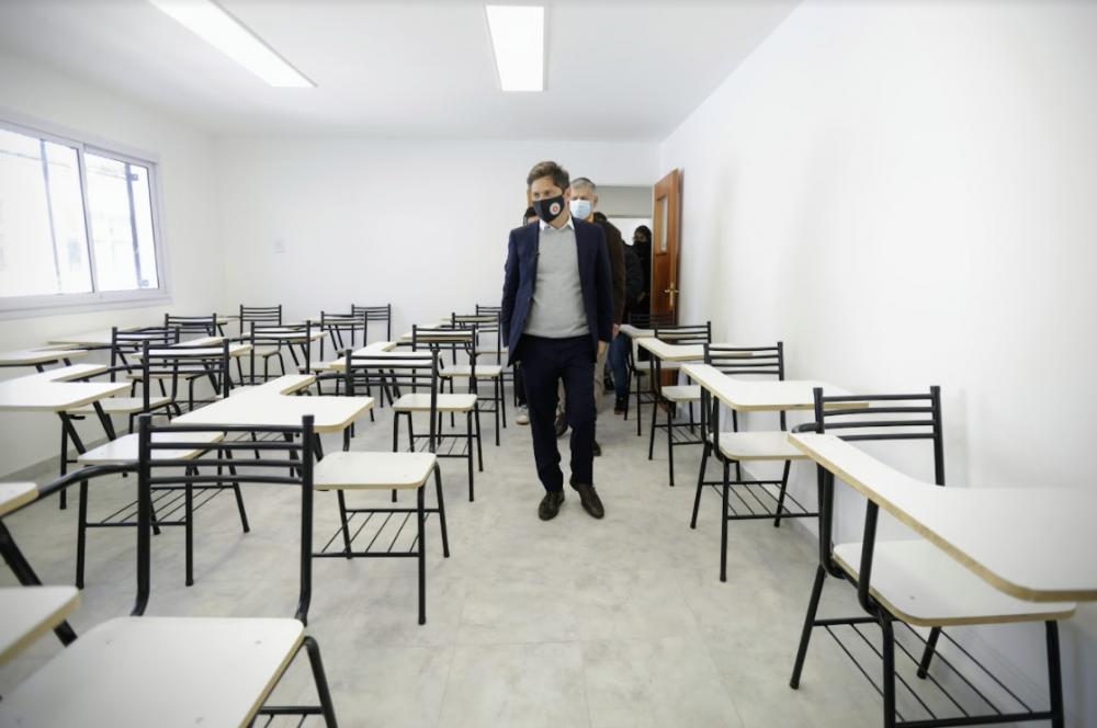 Kicillof recorrió nuevas obras en la Escuela Técnica N°1 y entregó patrulleros