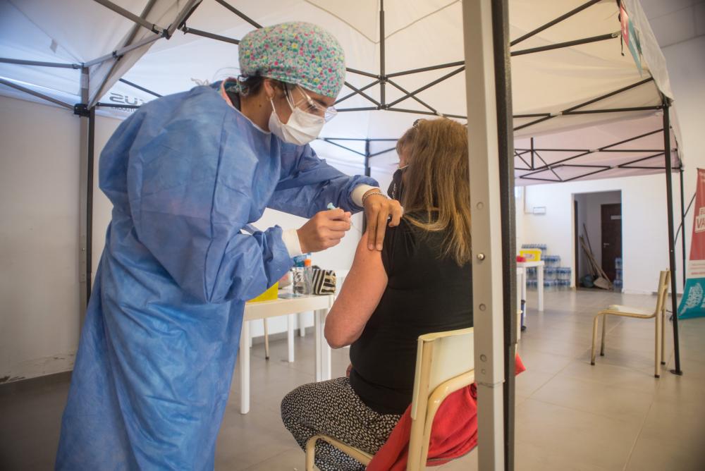 Se extiende la vacunación libre con segunda dosis a los mayores de 18 con enfermedades preexistentes y trabajadores de la educación
