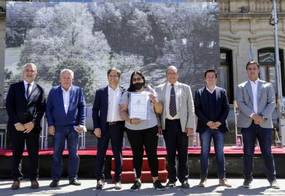 Kicillof encabezó la entrega de escrituras gratuitas para familias de Tres Arroyos