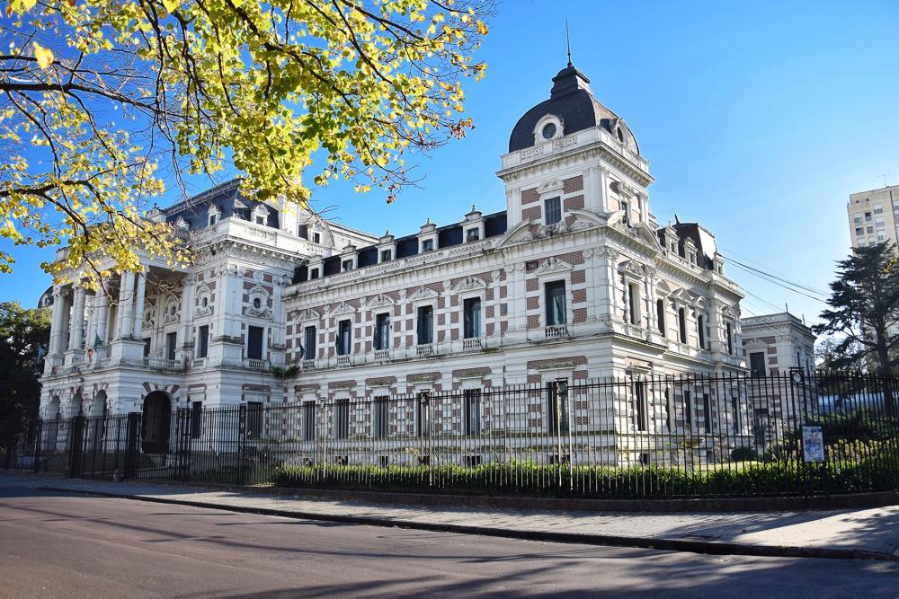 El Gobierno bonaerense también otorgará un bono de 20 mil pesos para los estatales