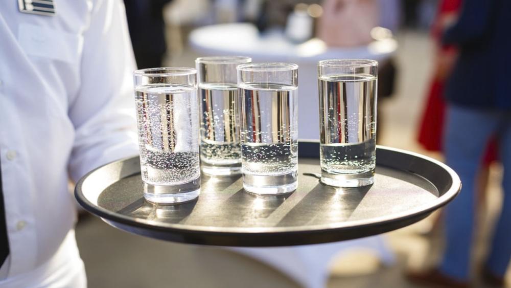 Proponen que locales gastronómicos brinden agua potable de manera gratuita en la Provincia