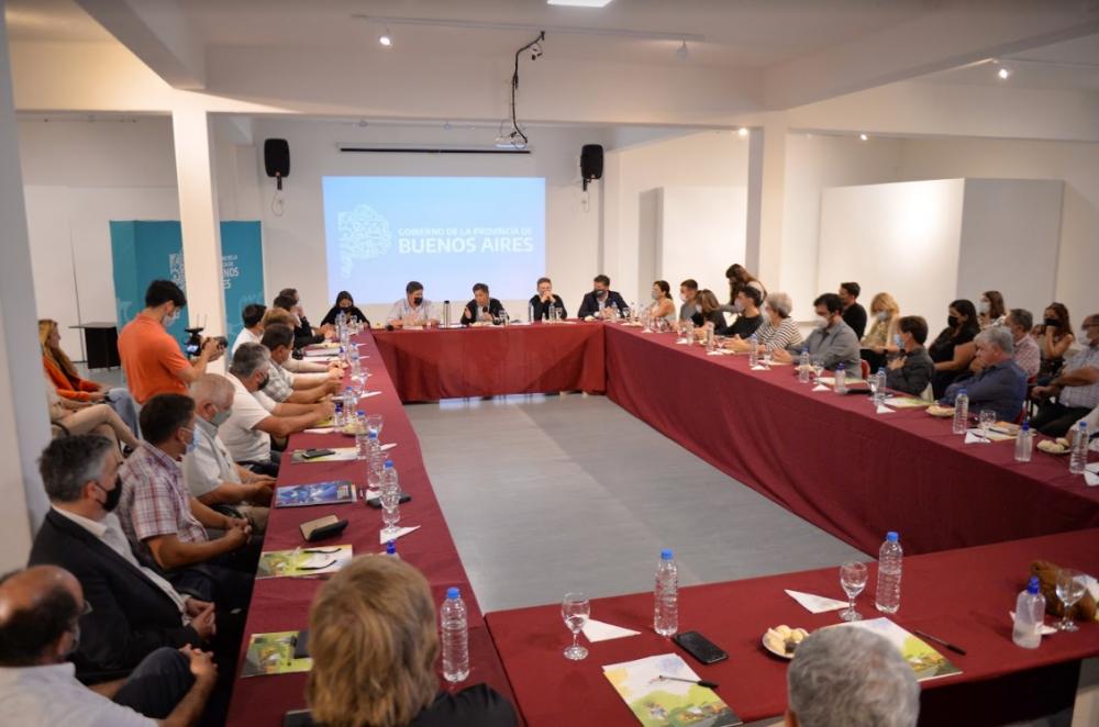 Kicillof encabezó una reunión con productores agrícolas, comerciantes y empresarios del turismo
