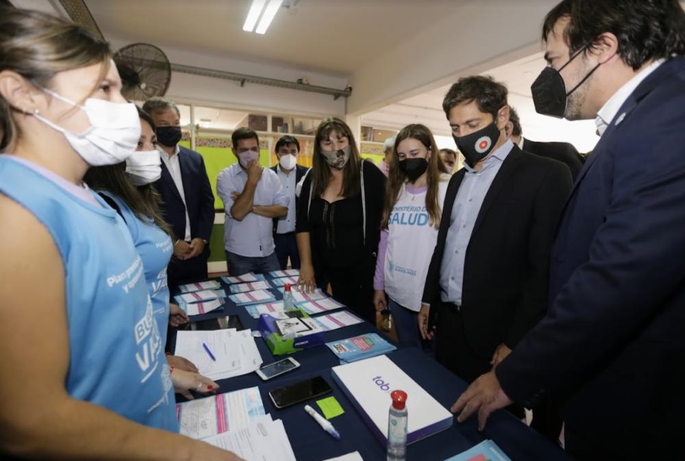 Kicillof visitó un operativo de vacunación escolar en barrio Don Orione