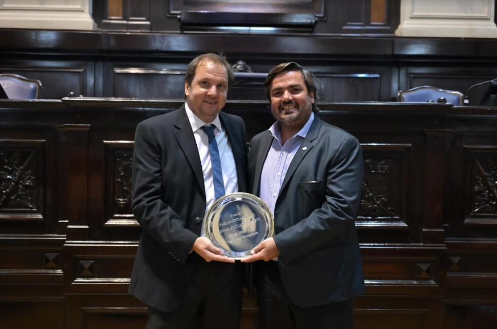 El diputado Emiliano Balbín recibió un reconocimiento por su labor parlamentaria