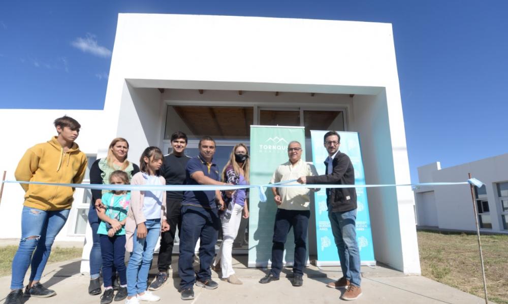 El ministro Simone entregó viviendas en Tornquist