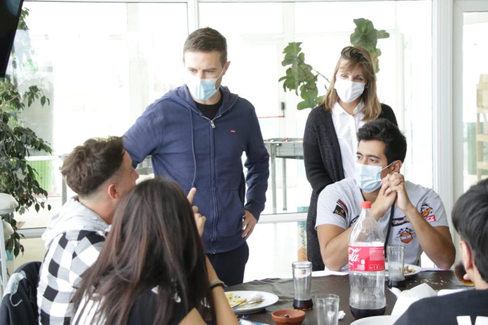 Costa visitó grupos de jóvenes que disfrutan su Viaje de Fin de Curso subsidiado por la Provincia