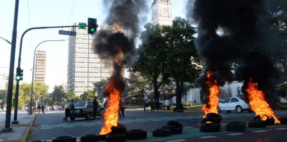 Proponen suspender el cobro de planes sociales a quienes cometan contravenciones durante protestas