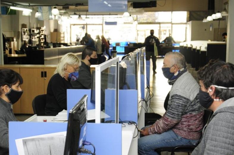 El barbijo ya es optativo en espacios laborales, recreativos y educativos bonaerenses