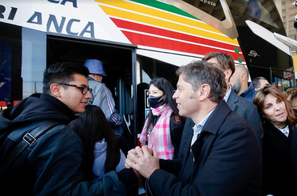 Kicillof despidió a 300 estudiantes que iniciaron sus viajes de fin de curso