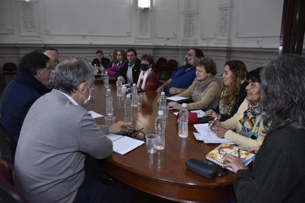 Gremios docentes le plantearon a Sileoni la "urgencia del aumento salarial"