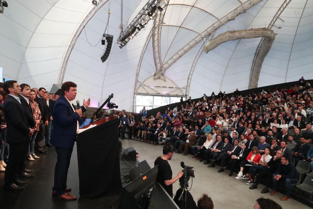 Intendentes de todo el país eligieron por unanimidad a Espinoza como presidente de la FAM