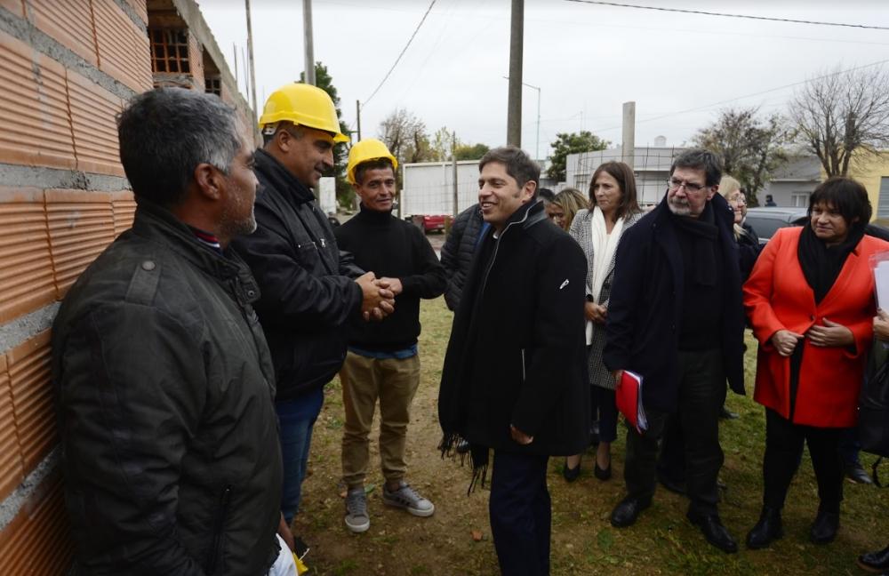 Kicillof entregó títulos de propiedad gratuitos y recorrió obras en Lobería