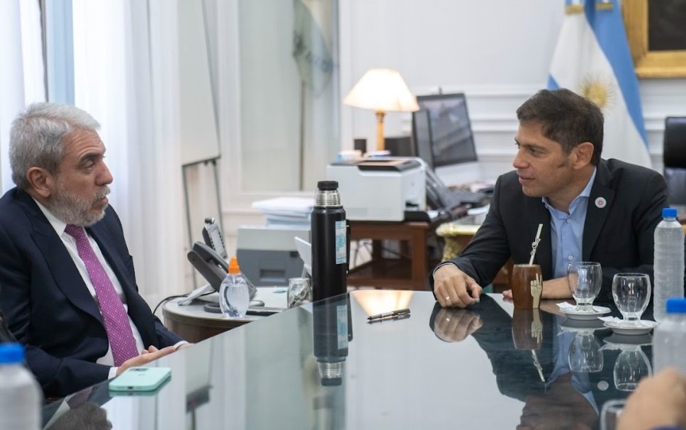 Kicillof y Aníbal firmaron convenio para descontaminación y compactación de vehículos