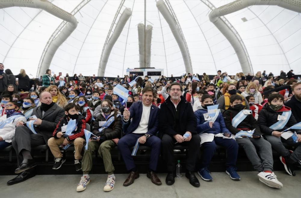 Kicillof encabezó el acto de promesa de lealtad a la Bandera de estudiantes bonaerenses