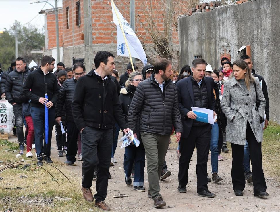 Pablo López y Romina Barrios recorrieron obras de urbanización financiadas por el Banco Mundial