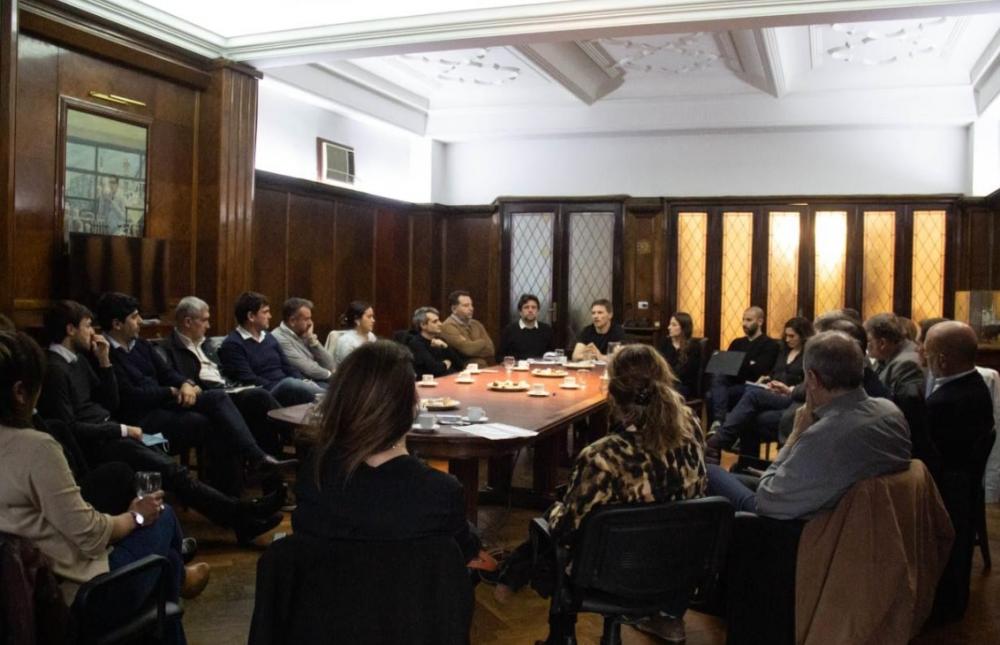 Costa encabezó una reunión con sectores industriales de la Provincia