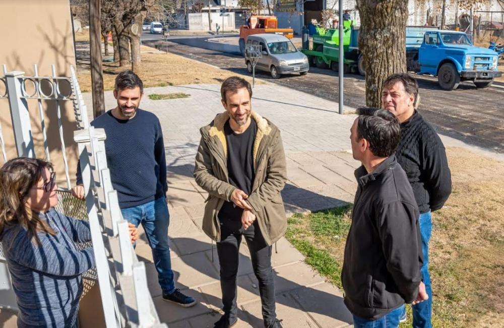 Petrecca recorrió obras de pavimento y aseguró: "Hay un Estado presente"