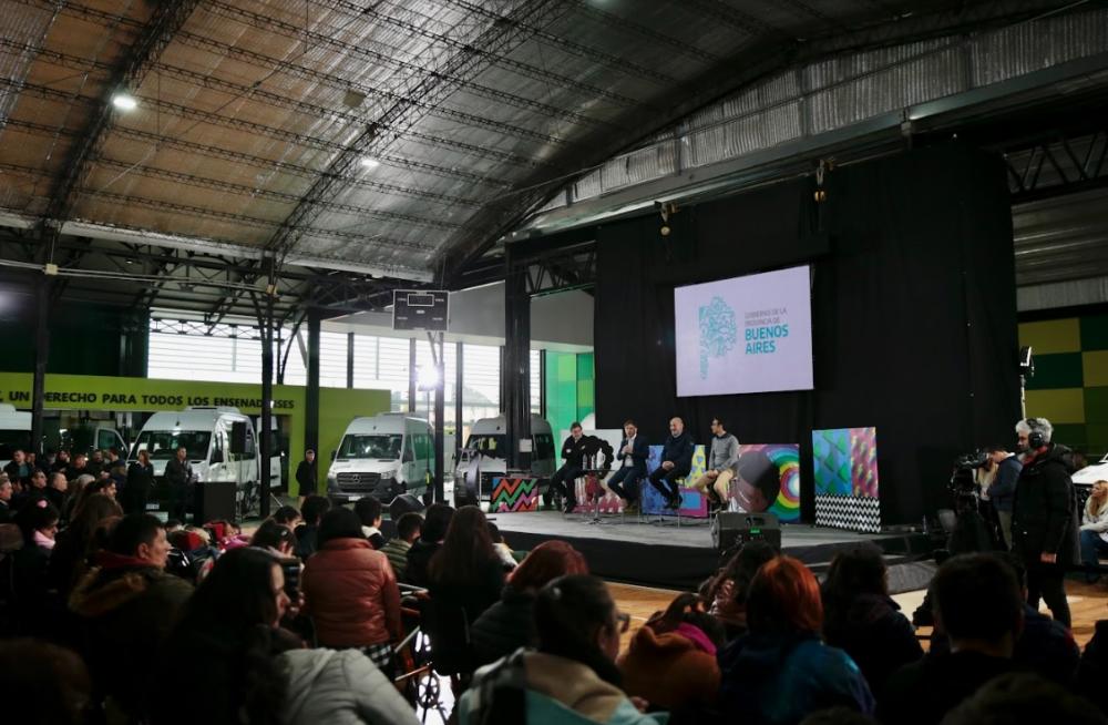 La Provincia entregó 21 combis para Escuelas de Educación Especial