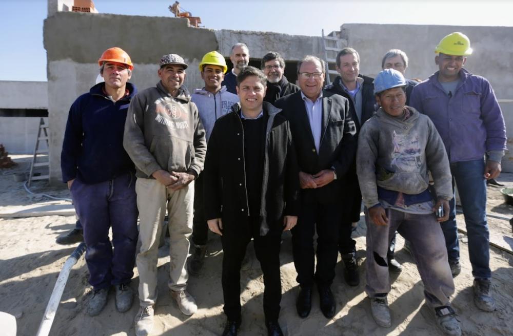 Kicillof visitó un vacunatorio y recorrió avances de obras de infraestructura
