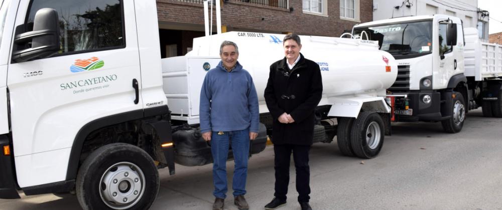 Gargaglione presentó dos camiones para la Dirección Vial de San Cayetano