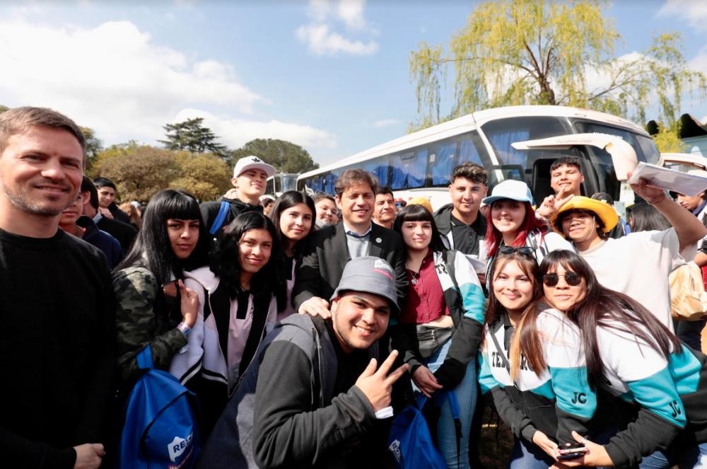 Kicillof acompañó a más de 200 jóvenes de Escobar que iniciaron sus viajes de fin de curso