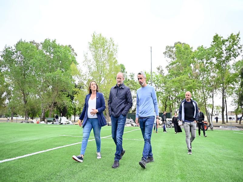 Insaurralde recorrió la cancha de rugby que el municipio construye en el Parque Eva Perón