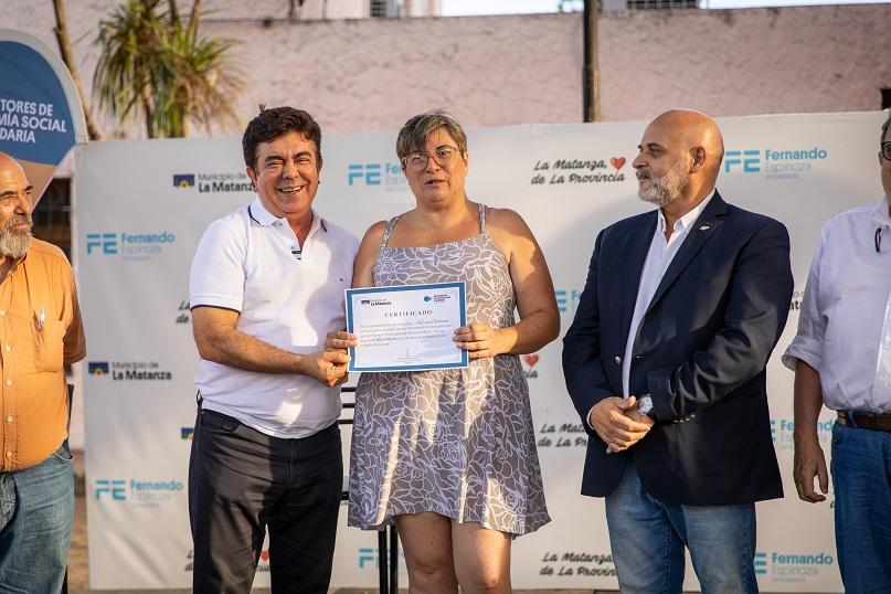 Espinoza entregó créditos a emprendimientos locales que benefician a 250 familias de La Matanza