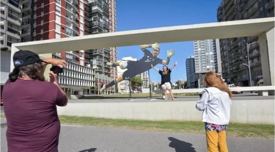 Colocaron una gigantografía del Dibu Martínez en Mar del Plata