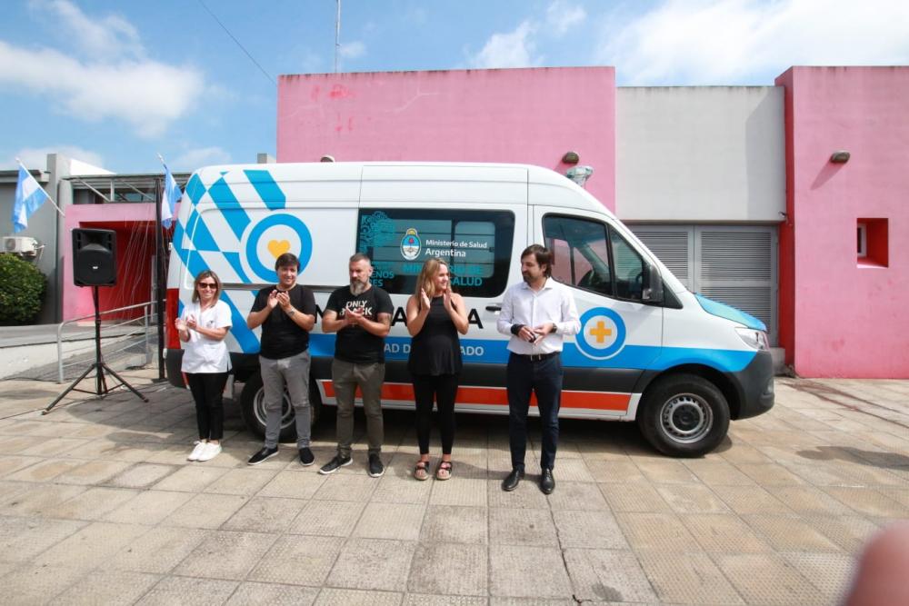 Kreplak entregó ambulancias a dos municipios bonaerenses