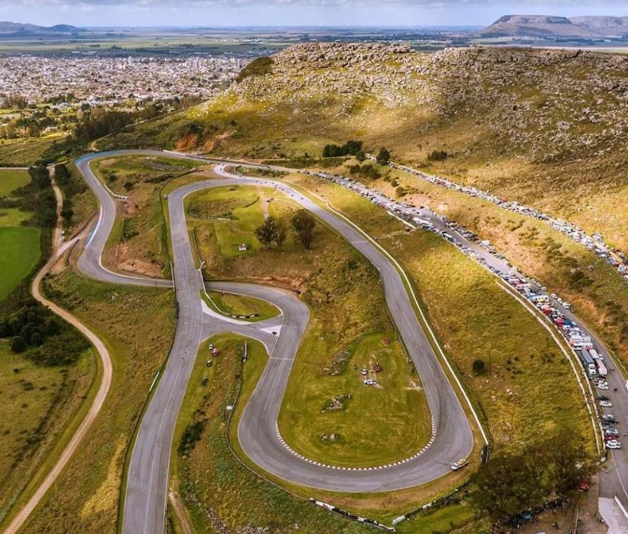 Automovilismo y frambuesas en las sierras bonaerenses