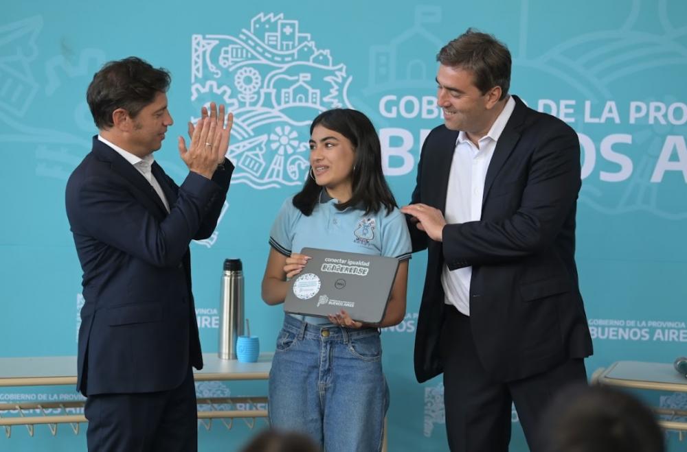Kicillof encabezó la entrega de 251 netbooks a estudiantes de Luján